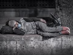Vagabundo con cubrebocas duerme en las calles de la ciudad. Fotografía: Santiago Arau.