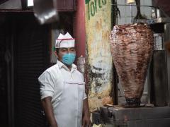 Taquero con cubrebocas junto a tradicional “trompo de pastor”. Fotografía: Santiago Arau.