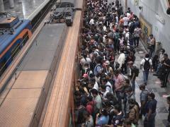 Vista superior del andén repleto, Línea A, metro Pantitlán. Fotografía: Santiago Arau.