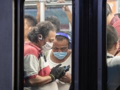 Hombre con cubrebocas y guantes dentro de vagón del metro, Línea A, metro Pantitlán. Fotografía: Santiago Arau.