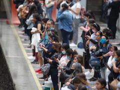 Mujeres esperando el metro, Línea A, metro Pantitlán. Fotografía: Santiago Arau.