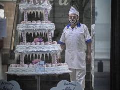 “Empleado en aparador de la pastelería La Ideal”, los trabajadores no se detienen ante la pandemia. Fotografía: Santiago Arau.