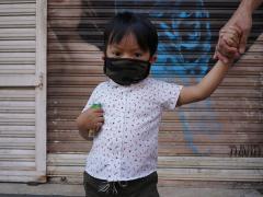 Retrato de un niño con cubrebocas. Fotografía: María Ruiz.