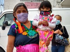 Retrato de mujer y niña pertenecientes a una  comunidad indígena ubicada en la Ciudad de México. Fotografía: Violeta Sánchez.