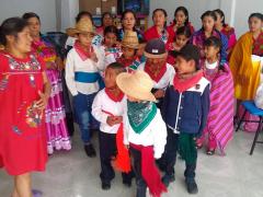 Retrato de niños y mujeres pertenecientes a una comunidad indígena ubicada en la Ciudad de México. Fotografía: Violeta Sánchez.