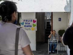 Doña Rosario, de 90 años, saluda a sus hijas a una distancia de 10 metros. Fotografía: Duilio Rodríguez.