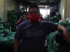 La Central de Abasto enfrenta la paradoja de suministrar alimentos a habitantes del Valle de México y al mismo tiempo cuidar de no expandir el virus que entró a sus pasillos, Central de Abastos, Iztapala. Fotografía: Martín Avilés.