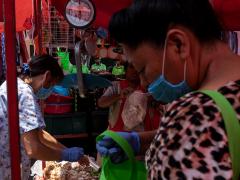 Mujeres con cubrebocas y guantes hacen compras. Fotografía: María Ruiz.