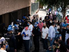 Multitud formada afuera de un hospital para obtener atención médica por COVID-19. Fotografía: María Ruiz.
