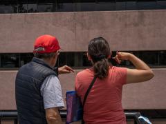 Familiares levantan sus manos y gritan a sus seres queridos que se alcanzan a ver por las ventanas de Infectología. Fotografía: María Ruiz.