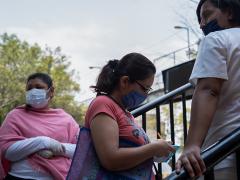 La enfermera Susana Pérez recolecta mensajes de ánimo para sus pacientes. Fotografía: María Ruiz.
