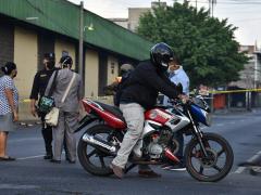 Colegio Médico de El Salvador señaló que un cerco sanitario debe ser dirigido por personal del Ministerio de Salud. Sin embargo, se observan unos pocos médicos y muchos militares y policías. Fotografía: Pié de Página.