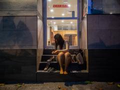Con la reclusión forzosa de la ciudadanía la noche adquiere un aspecto siniestro para las trabajadoras sexuales con menos clientes. Fotografía: Brian Torres.
