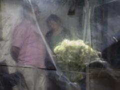 En los días más intensos de la pandemia en la Ciudad de México, más que una despedida compartida, la muerte se propuso como un apurado proceso sanitario. Fotografías: María Ruiz y Duilio Rodríguez.