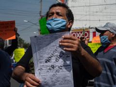 Muestran certificado de defunción sellado, donde se establece como posible causa de defunción COVID-19. Fotografía: Isabel Velázquez.