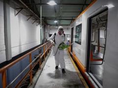 Trabajador sanitiza vagones de mujeres del Metro de la Ciudad de México. Fotografía: Quetzalli Blanco.