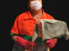 Mujer de limpieza sale de su casa para trabajar en medio de una pandemia que evidencia las diferencias económicas en México. Fotografía: Francisco Mata Rosas.