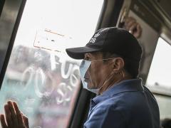 Señor viaja en el Metro y usa de manera incorrecta el cubrebocas. Fotografía: Carlo Echegoyen.