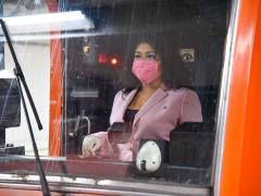Adriana es conductora del Metro y trabaja en el turno vespertino durante la pandemia. Fotografía: Daniel Ojeda.