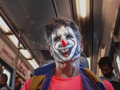 Hombre trabaja como payaso en el Metro. Fotografía: Juan Merod.