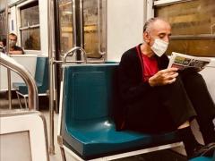 Señor leyendo el periódico dentro de un tren del Metro de la Ciudad de México. Fotografía: Instagram Metrochilango.