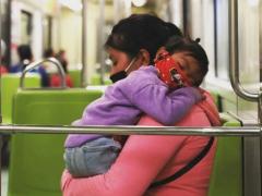 Mujer abraza a su hija, que duerme, vagón de mujeres del metro. Fotografía: Adriana Hernández.