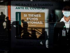 "No bajes la guardia ante COVID-19” se anuncia como protección contra el virus. Fotografía: Dani Rosas Guillén.