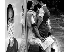 Pareja de novios besándose con cubrebocas en las instalaciones del Metro CdMx. Forografía: Luis Marin.