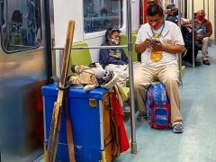 Organillero e hijo después de un día de trabajo durante la pandemia causada por el virus. Fotografía: Daniel Ojeda.