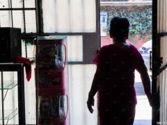 Adulta mayor abre la puerta de su hogar para despejarse del encierro. Fotografía: Gerardo Luna.