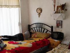 Mujer durmiendo en una habitación. Fotografía: Gerardo Luna.