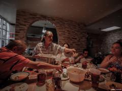 Raúl y su familia comen una tarde en casa por el confinamiento causado por el coronavirus. Fotografía: Quetzalli Blanco.