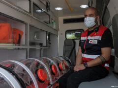 Paramédico prepara equipo médico para trasladar a enfermos a hospitales receptores. Fotografía: Romina Solís.
