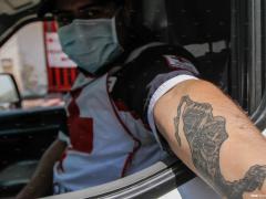 Paramédico porta un tatuaje en el brazo como muestra de honor al país. Fotografía: Romina Solís.
