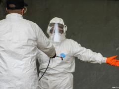 Paramédicos sanitizan sus uniformes antes, durante y después de la jornada laboral. Fotografía: Romina Solís.