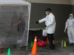 Paramédicos sanitizan a diferentes empleados y empleadas de la Cruz Roja Mexicana. Fotografía: Romina Solís.