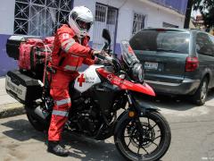 Paramédico en motocicleta hace un primer contacto desde la primera llamada de auxilio. Fotografía: Romina Solís.