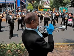 Mariachis de Garibaldi ofrecen una serenata a personal médico y pacientes del Instituto Nacional de Enfermedades Respiratorias. Fotografía: Gabriela Esquivel.