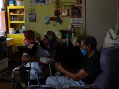 Óscar Espíndola, paramédico, atiende a un adulto mayor. Fotografía: Gabriela Esquivel.