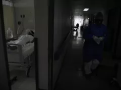 Enfermero camina por un pasillo de la denominada “ZONA COVID” del Hospital General de Atizapán. Fotografía: Gabriela Esquivel.