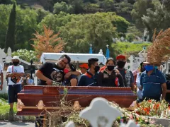 Una familia en panteón da el último adiós a pariente. Fotografía: Gabriela Esquivel.