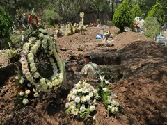 Sepultureros del Panteón de San Isidro en Azcapotzalco, cavan para hacer más tumbas. Fotografía: Gabriela Esquivel.