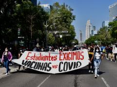 Protestantes llevan pancarta: “Estudiantes exigimos vacunas por coronavirus”, CdMx. Fotografía: Haarón Álvarez.