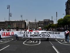 Protestantes llevan pancarta: “AMLO, clases sin inmunidad es homicidio”, CdMx. Fotografía: Haarón Álvarez.