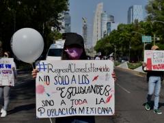 Protestantes exhiben carteles: “Sin vacunas nos van  a matar”, “Regreso a clases es homicidio. No sólo a  los estudiantes, sino a toda la población mexicana”, CdMx. Fotografía: Haarón Álvarez.