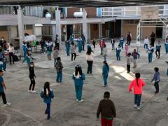 Estudiantes uniformados y con cubrebocas “toman distancia por tiempos” en el patio central de la institución. Fotografía: Alexa Herrera.