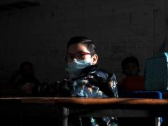 Retrato de un niño con cubrebocas, listo  para comenzar las clases presenciales. Fotografía: Alexa Herrera.