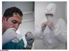 Personal médico con equipo de seguridad y con uniforme. Fotografía: Ariel Silva.
