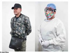 Personal médico con equipo de seguridad y de civil. Fotografía: Ariel Silva.