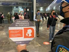 Policía exhibe paletón del cartel “Callados prevenimos el contagio”, instalaciones del Metro de la CdMx.